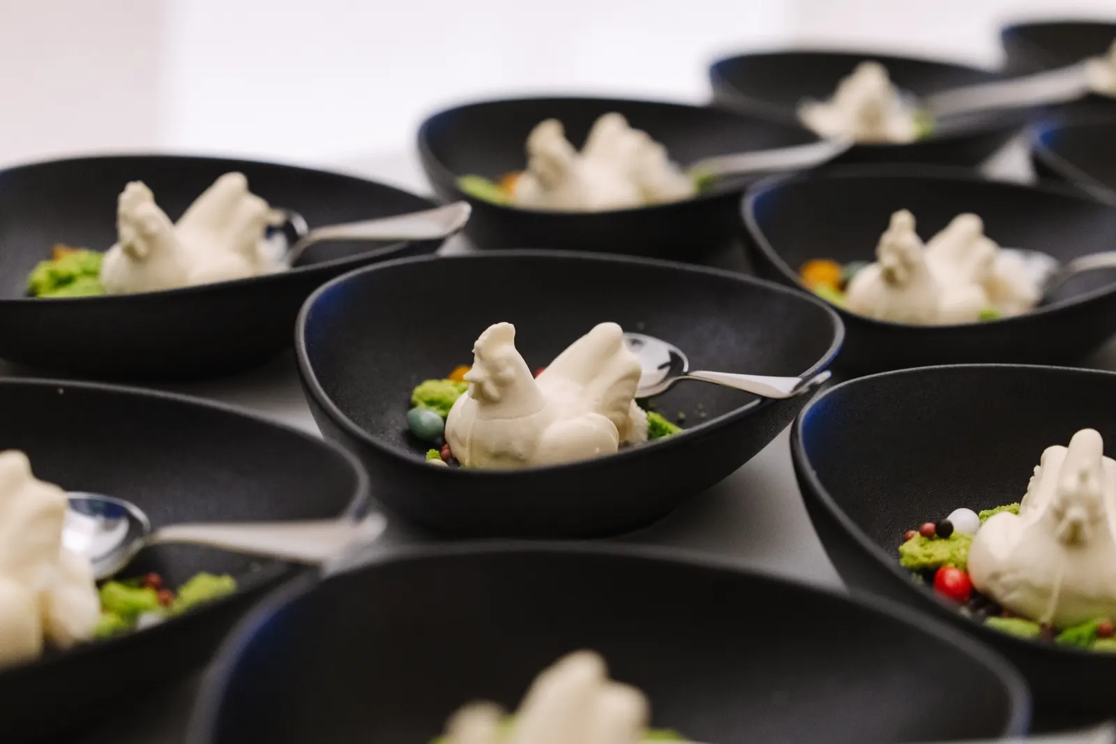 Dessert in schwarzen Schalen, angerichtet für die Gäste