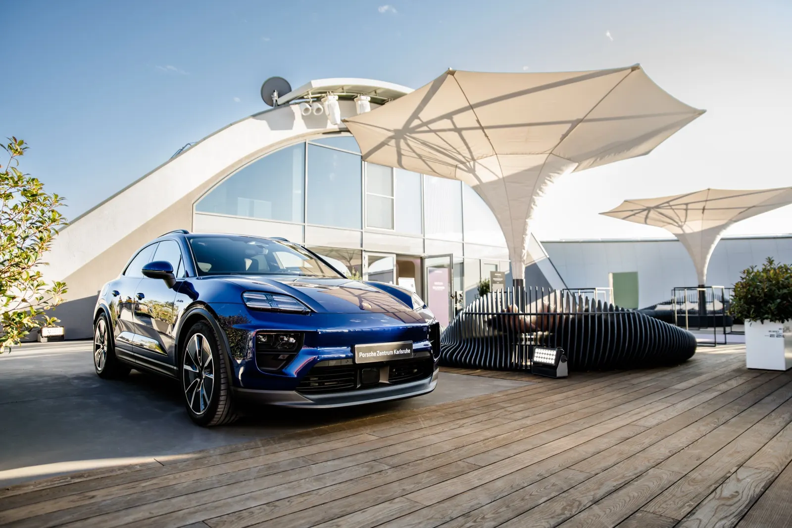 Porsche Macan auf der Terrasse in der Sonne