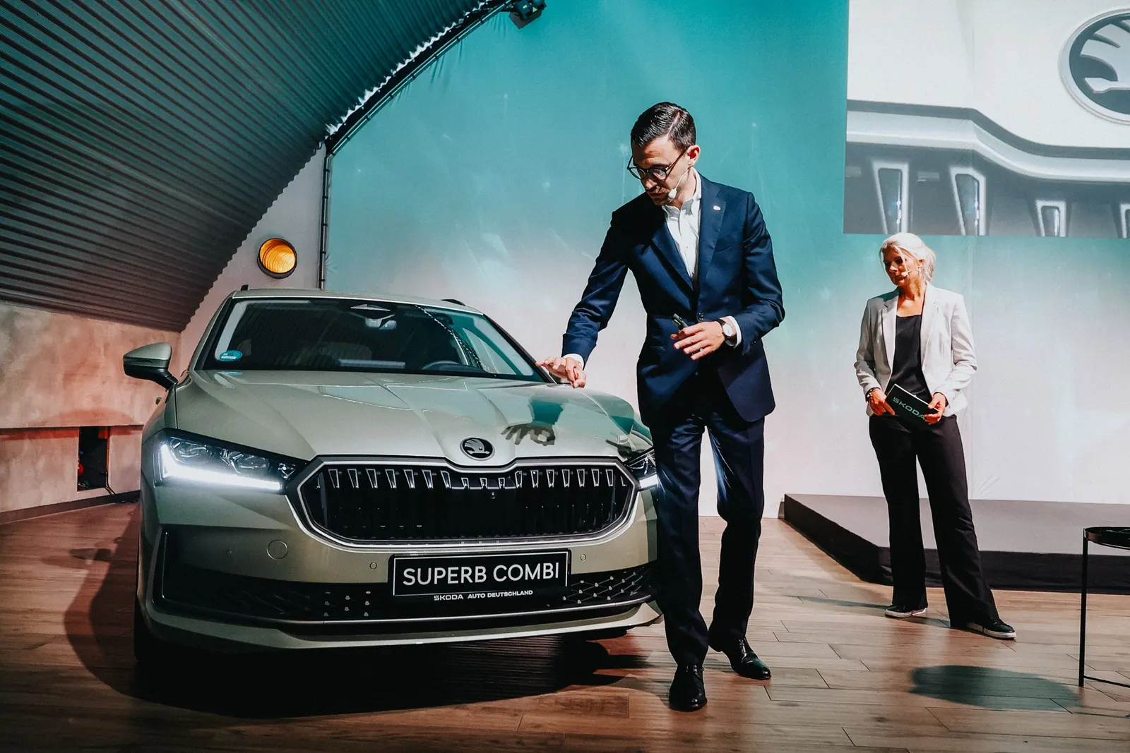 Fahrzeugpräsentation eines Skoda Superb auf der Bühne