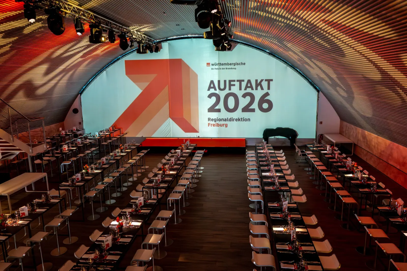 Firmenevent im Hangar mit Bühne und Leinwand Auftakt 2026