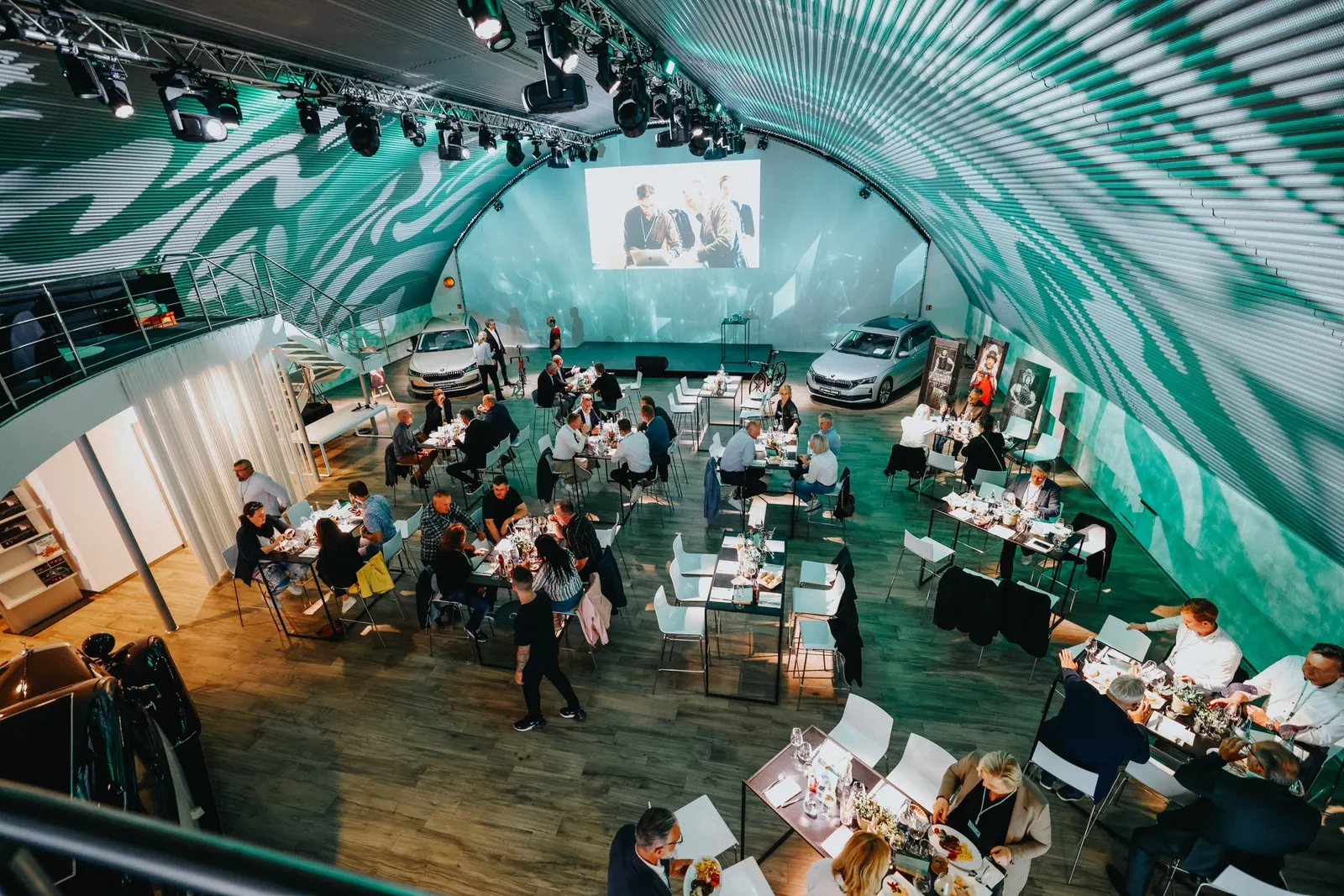 Gruppenarbeit an Tischen im Hangar von oben