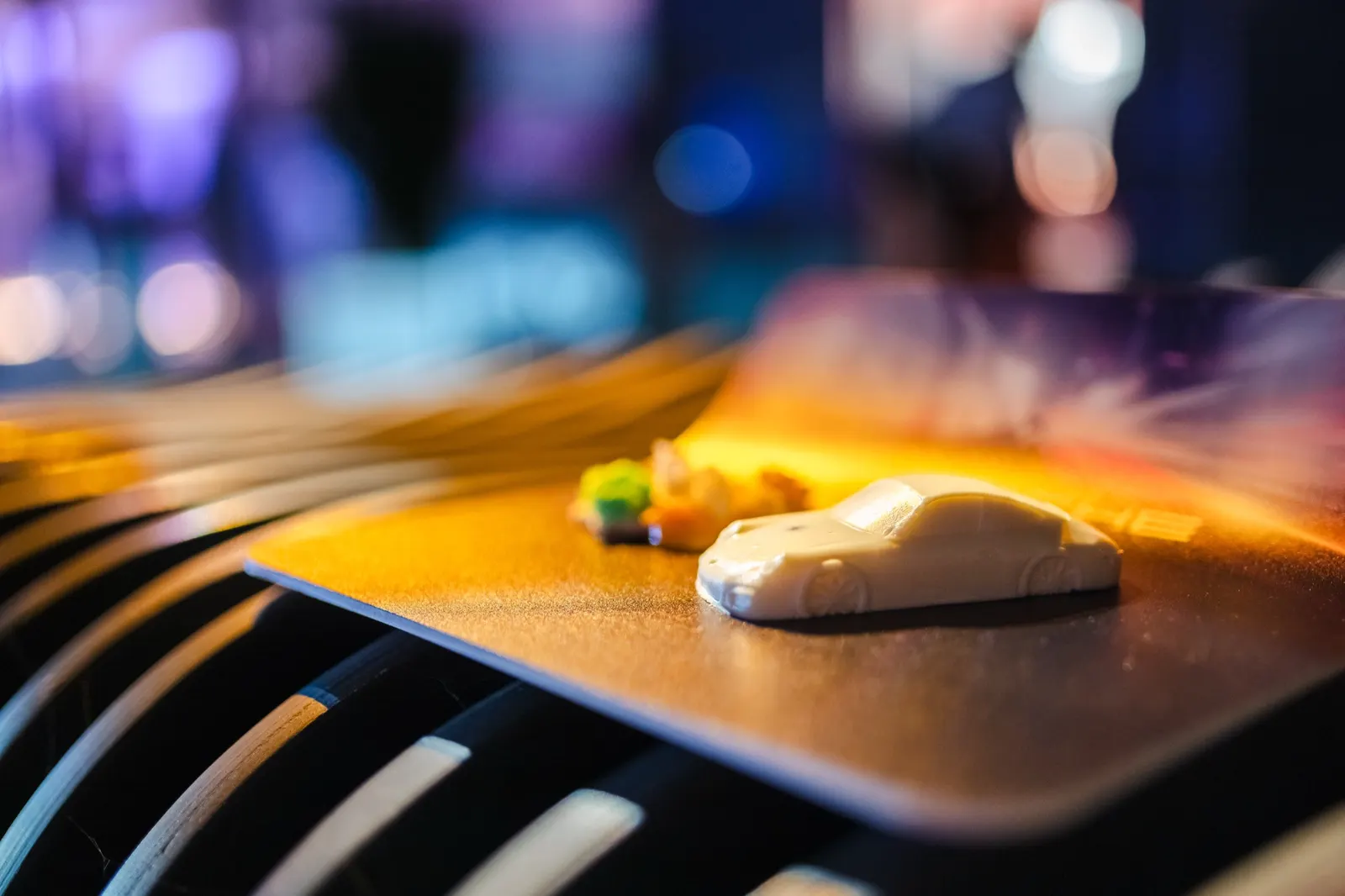 Fingerfood auf einem Teller mit einem kleinen Fahrzeugmodell