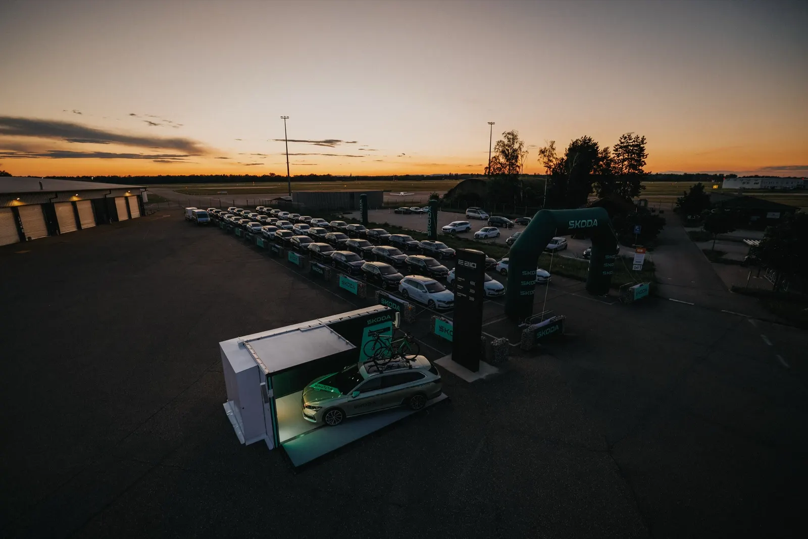 Gelände am Baden Airpark bei Sonnenuntergang