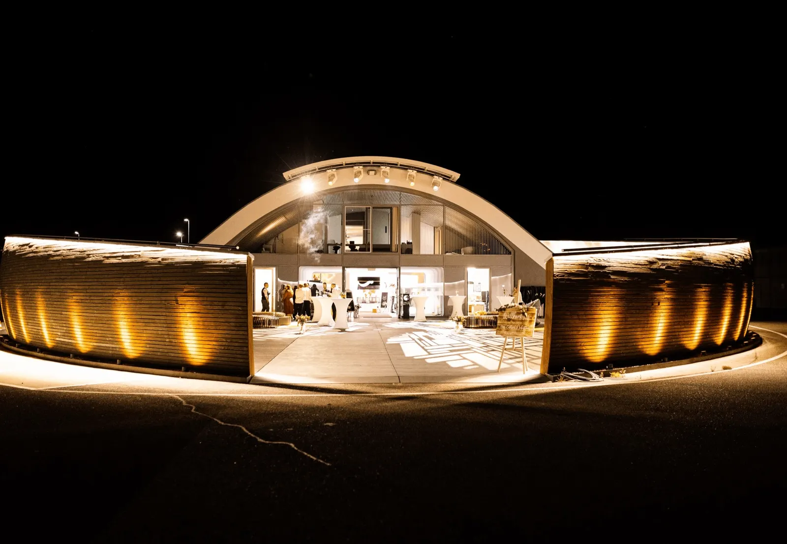 Der beleuchtete Hangar bei Nacht