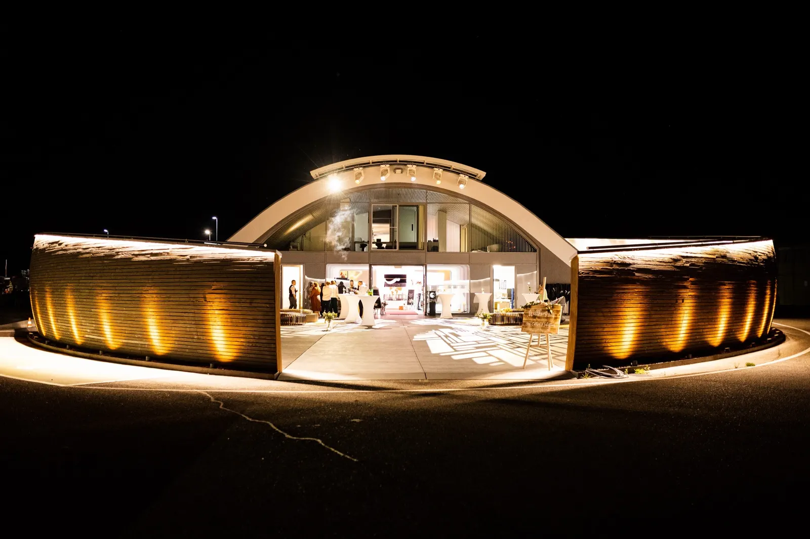 Der beleuchtete Hangar bei Nacht im Panorama