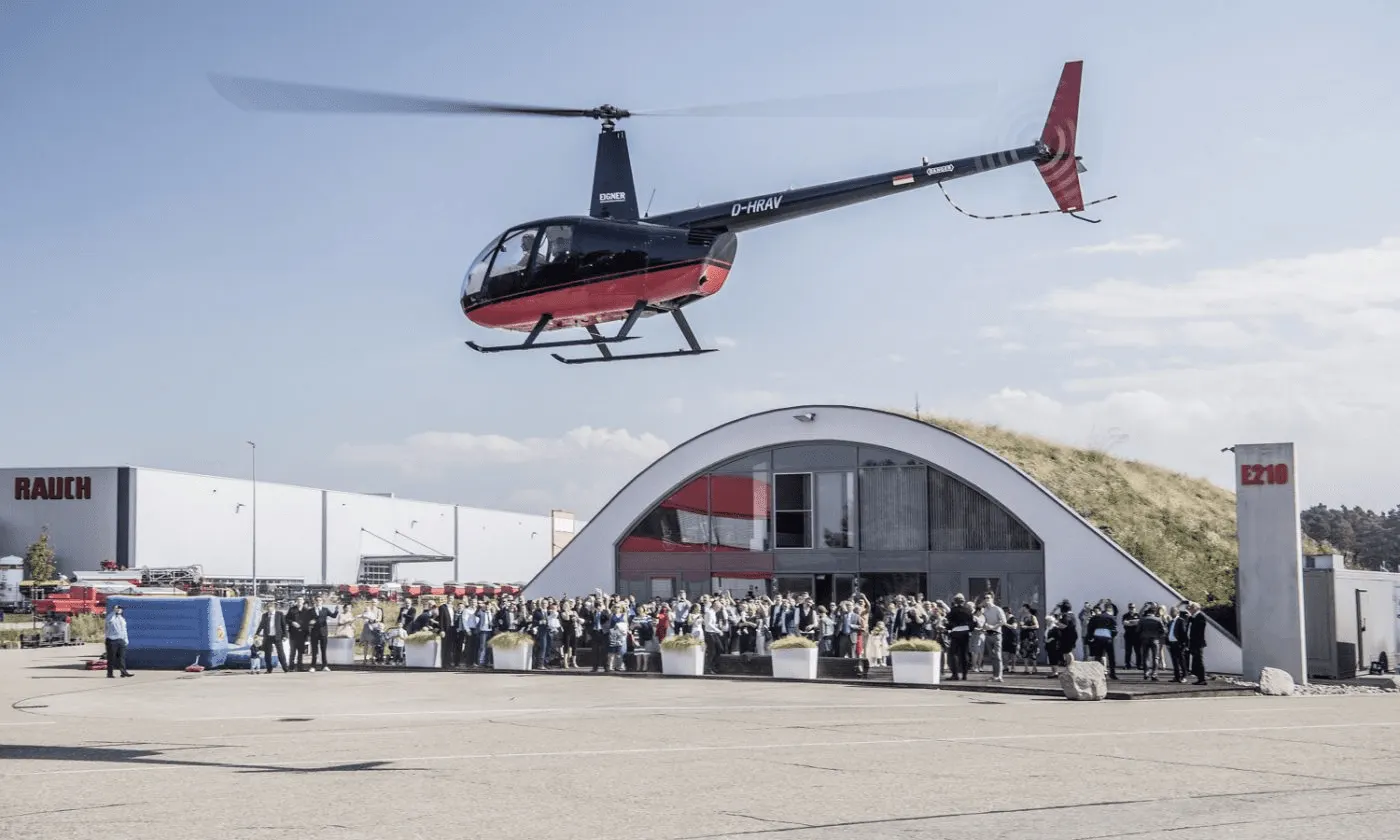 Helikopter landet vor dem Hangar am Baden Airpark