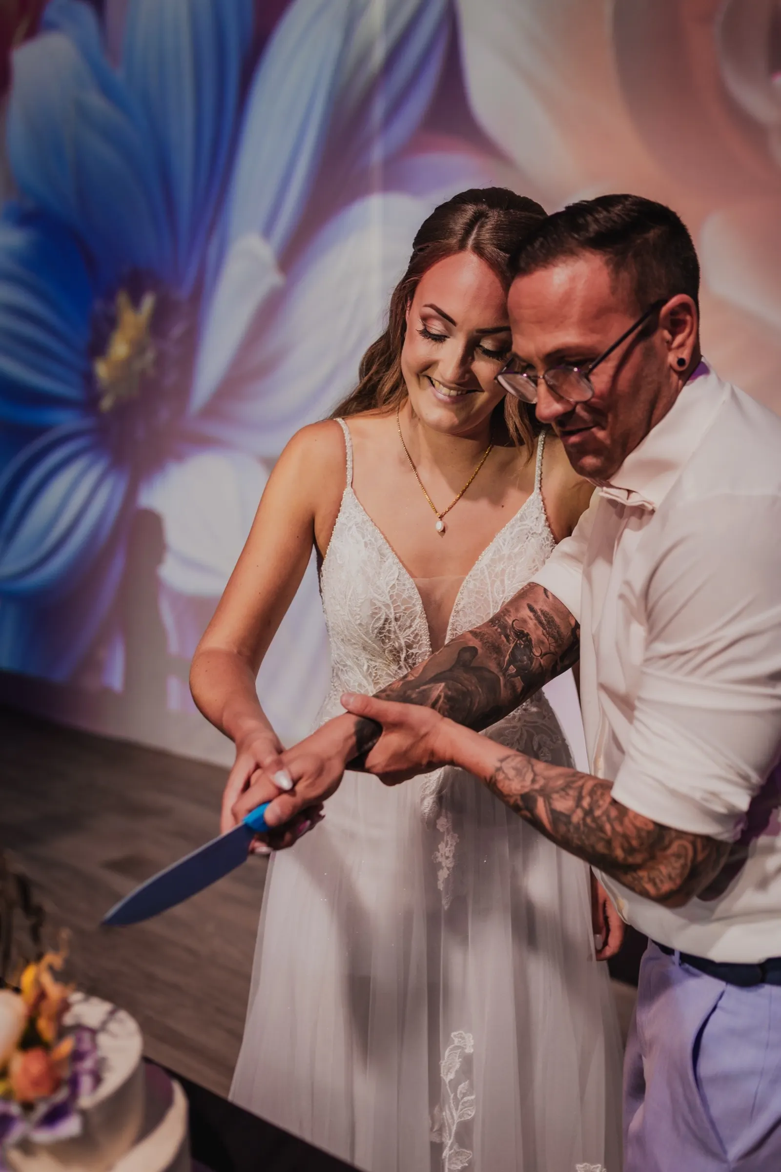 Brautpaar schneidet die Hochzeitstorte an