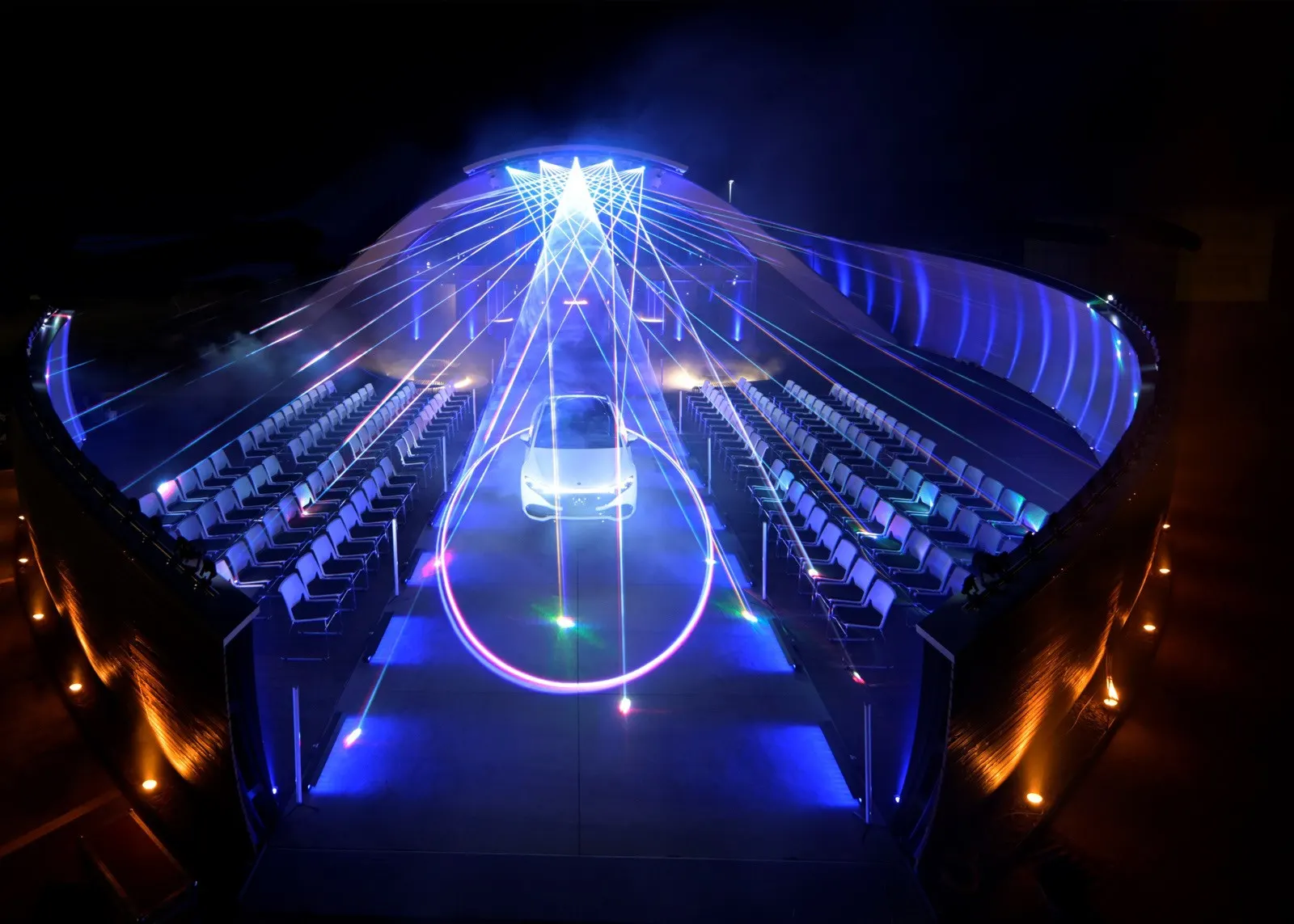 Lichtshow im Hangar von oben, Lichtkegel über der Bühne