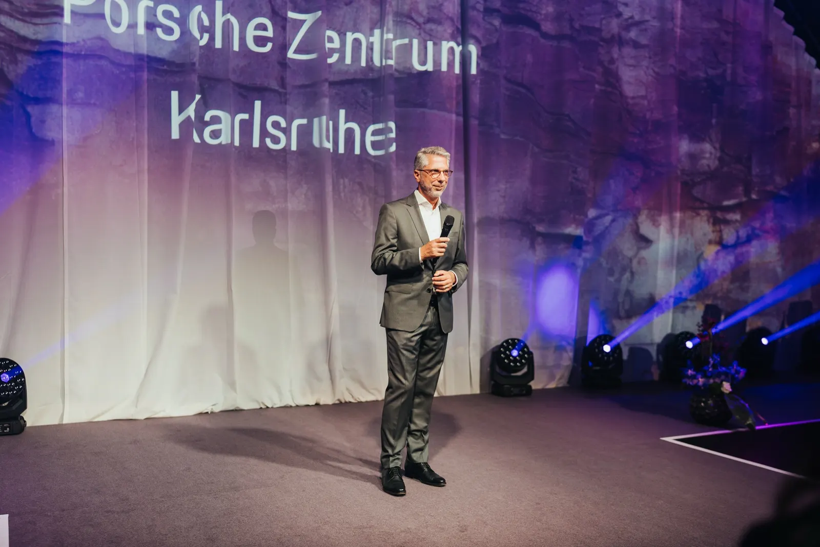 Redner auf der Bühne bei der Präsentation im Porsche Zentrum Karlsruhe
